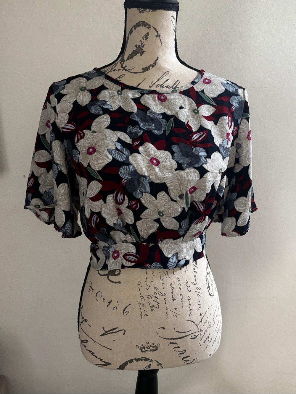 Cozy Casual Navy Floral Short Sleeve Crop Top with White Blossoms